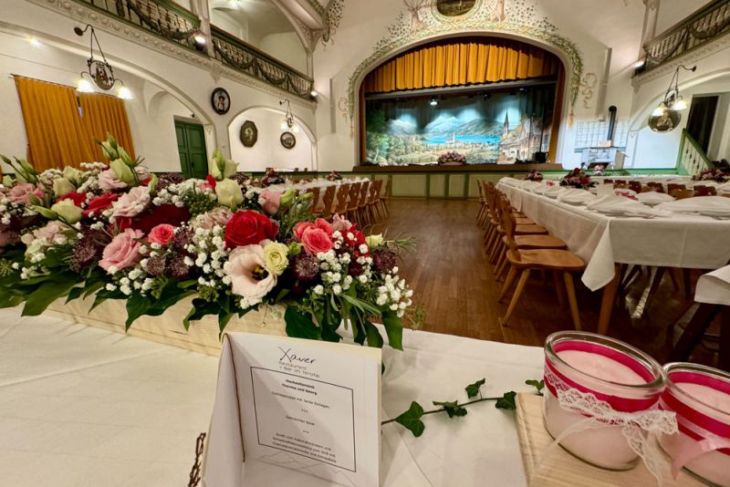 Bestuhlung für Veranstaltung im historischen Bauerntheater beim Terofal Hotel Schliersee